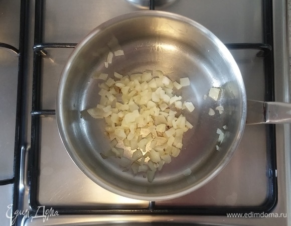 Сотейник смазать оливковым маслом и обжарить в нем лук до золотистого цвета.
