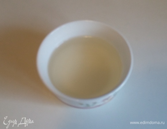 В пиалу насыпать сахарный песок и залить его 50 мл кипятка. Перемешать до полного растворения сахарного песка.