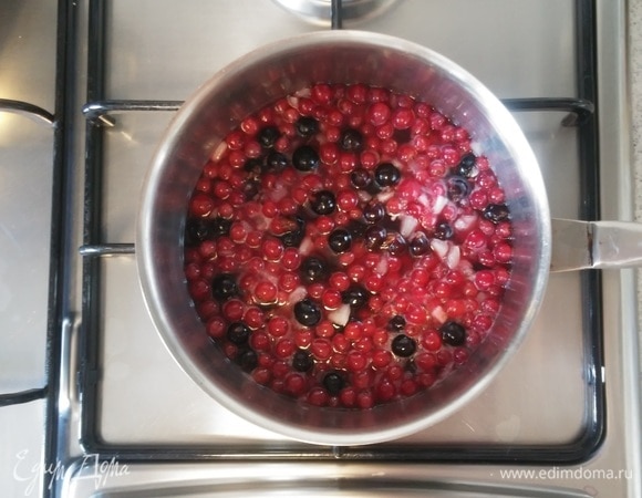 В сотейник к обжаренному луку вылить смесь воды и сахарного песка. Затем добавитьтуда ягоды смородины, посолить, поперчить. Довести соус до кипения на среднем огне маленькой конфорки плиты.