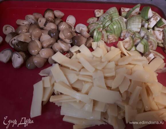 Нарежьте тонкими ломтиками баклажаны (тайские можно заменить на половину обычного баклажана), соломенные грибы разрежьте на половинки. Бамбук у меня в консервах был уже нарезанный. Если у вас целые ростки, то также нарежьте их на пластинки.