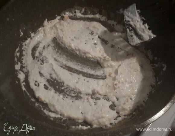 Вылейте кокосовые сливки на сковородку, доведите до кипения и продолжайте прогревать на среднем огне, пока масса не станет масляной. Затем добавьте карри, перемешайте и прожарьте 2–3 минуты.