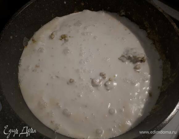 Влейте кокосовое молоко и доведите до кипения.