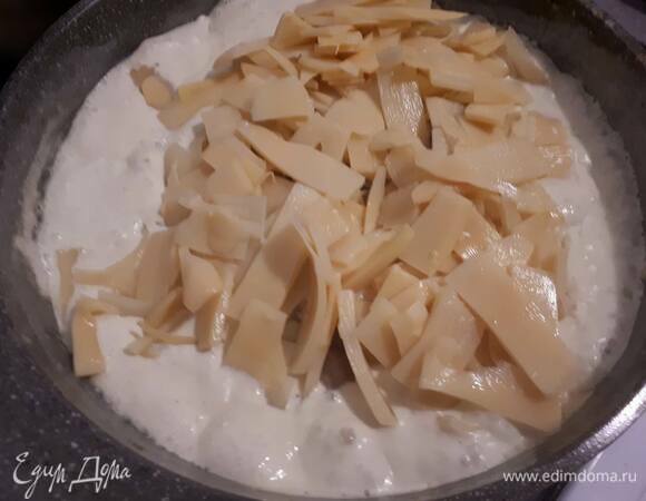 Добавьте грибы, баклажаны и бамбук, перемешайте, доведите до кипения и проварите 5 минут.