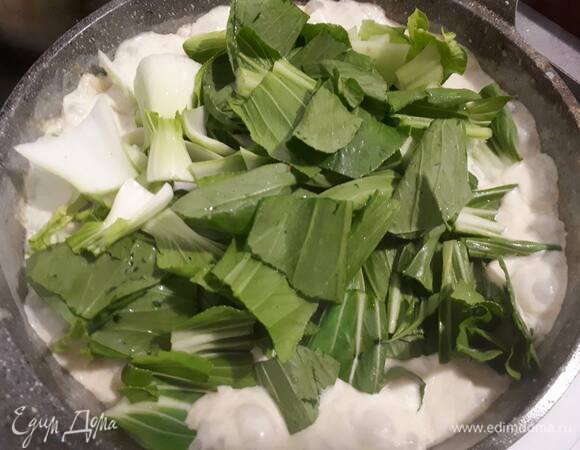 Затем добавьте крупно нарезанный бок-чой (или половину пекинской капусты), перемешайте и проварите еще пару минут.