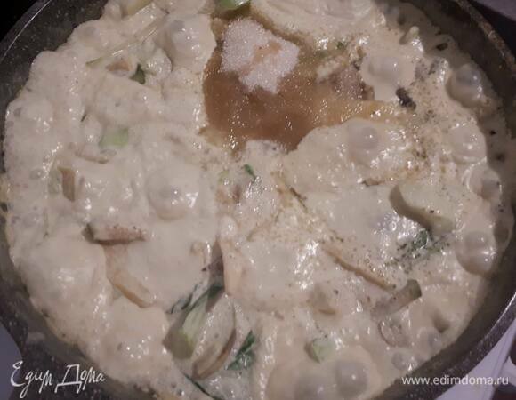 Снимите с огня, добавьте сахар, рыбный соус и сок лайма. Попробуйте на вкус и добавьте того или другого в зависимости от ваших предпочтений.