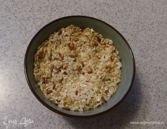 В глубокой емкости нужно соединить три вида риса вместе.