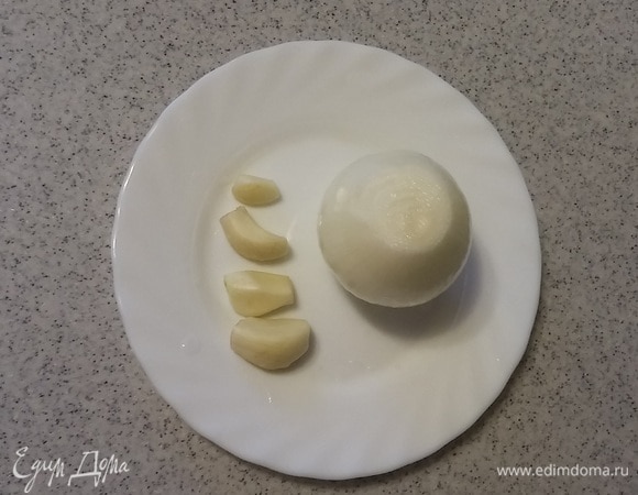 Лук и зубчики чеснока очистить от шелухи.