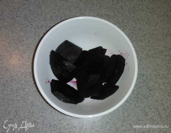 Свеклу (сырую) почистить и нарезать крупными кусочками.