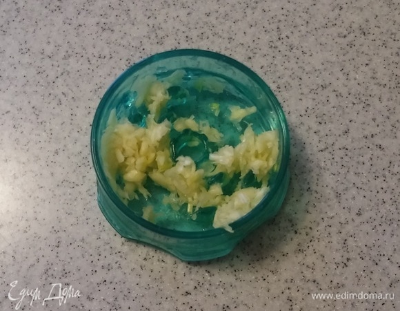 Затем зубчики чеснока нужно измельчить чеснокодавилкой.