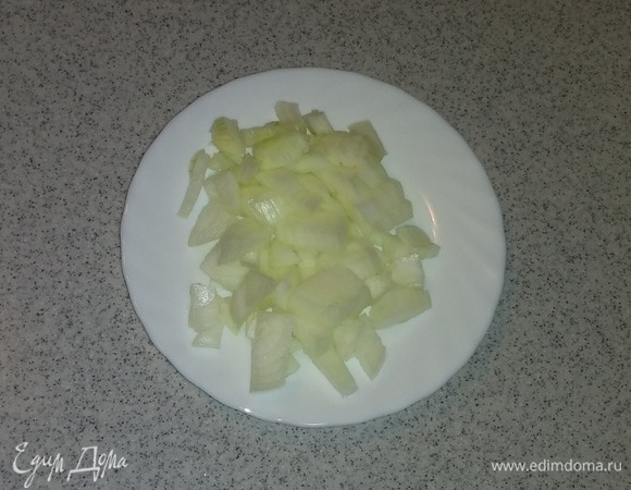 Репчатый лук нарезать мелкими кубиками.