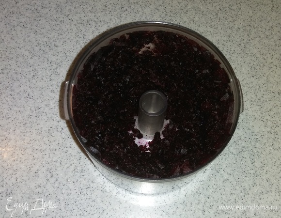 Кусочки свеклы измельчить в блендере до состояния пюре.