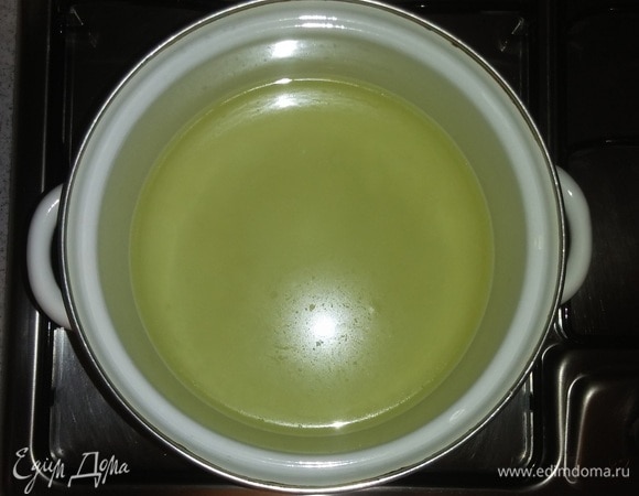 Бульон для ризотто поставить на большую конфорку плиты, убрав огонь до минимума, подогреть. Он должен быть горячим.