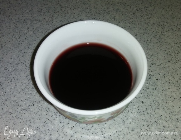 В глубокую емкость нужно налить необходимое количество красного полусладкого вина.