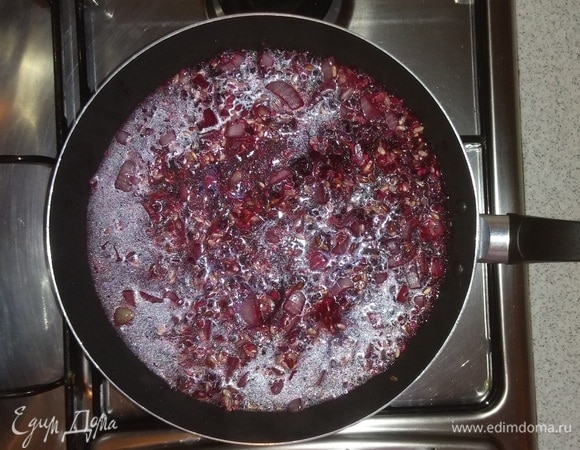 Когда рис впитал вино и добавили свеклу, нужно начинать добавлять горячий бульон (по 1–2 половника), перемешивая каждый раз, чтобы рис не подгорал. Добавлять бульон нужно до тех пор, пока рис его впитывает. В итоге рис должен стать мягким, тогда он будет готов.