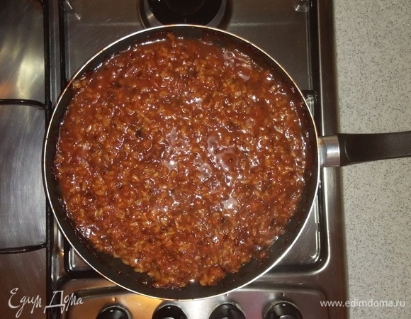 Когда рис будет уже практически готов, нужно добавить к нему соль, перец и сушеный молотый чеснок. Перемешать. И томить до окончательной готовности.