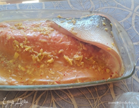 В миске смешать масло из виноградных косточек, имбирь, чеснок, лук-шалот, лемонграсс, сок лайма, рыбный соус, коричневый сахар, щепотку соли и 0,5 ст. воды. Добавляем немного чили, пробуем и корректируем вкус под себя (послаще, поострее или покислее). Положить лосося в форму с бортиками и залить сверху маринадом. Расположить рыбу так, чтобы маринад покрыл обе ее стороны. Накрыть пленкой и поставить в холодильник на 30 минут.