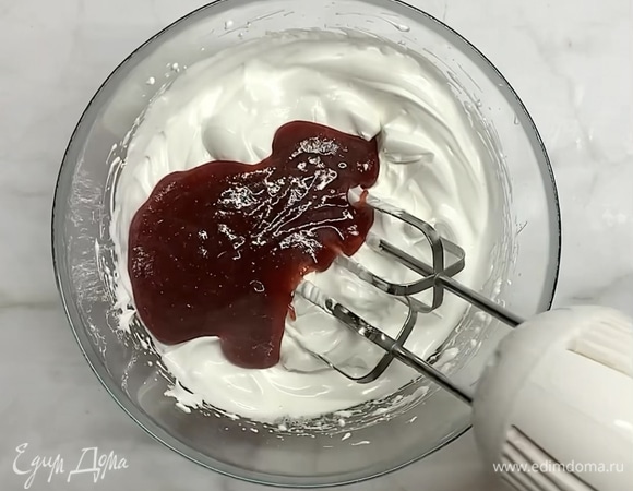 В белки частями добавляем клубничный сироп и хорошо взбиваем. После того как добавили сироп, взбиваем еще 3–4 минуты.