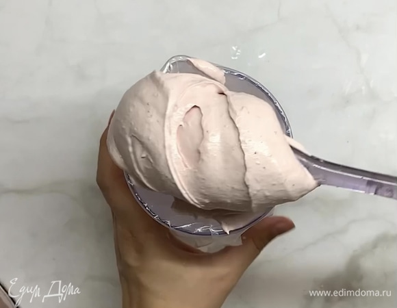 Зефирная масса должна быть плотной и хорошо держаться. Перекладываем в кондитерский мешок.