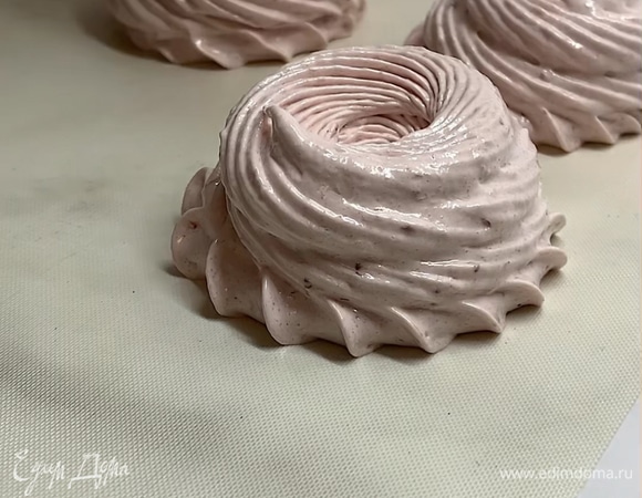 Отсаживаем зефирки на силиконовый коврик или на пергамент, держа кондитерский мешок прямо, а не под наклоном.