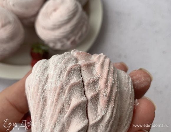 Оставляем до полного высыхания на 12–14 часов. Затем соединяем две половинки и обваливаем их в сахарной пудре. Приятного чаепития!