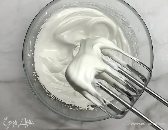 Взбиваем белки, постепенно всыпаем сахар и начинаем взбивать на средних оборотах до белой и пышной массы (как только начали взбивать, сразу приступаем к сиропу).