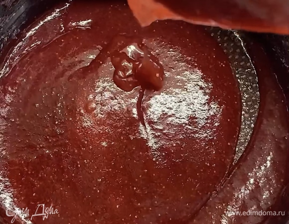 После закипания варим 4–5 минут. Пока варим сироп, белковую массу взбиваем, этот процесс идет параллельно. Белки взбиваем до устойчивых пиков: когда миску переворачиваете, они не двигаются.