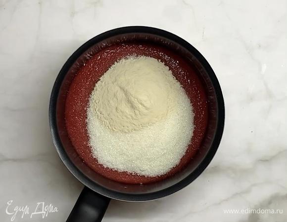 Клубнику пробиваем блендером — пюре готово. Перекладываем клубничное пюре в сотейник, добавляем сахар и агар-агар и варим, постоянно помешивая.