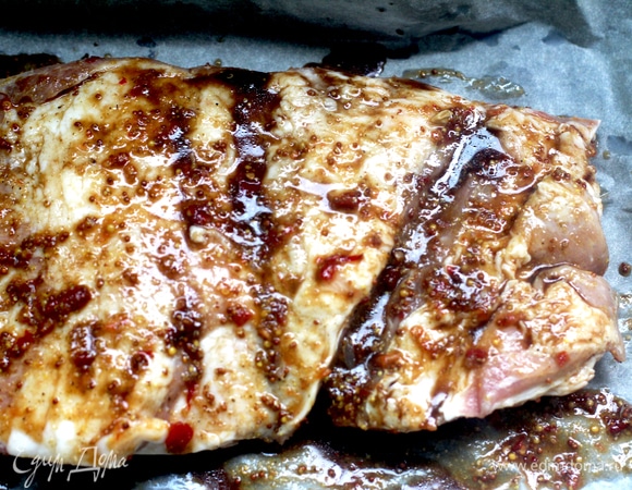 Смешайте все ингредиенты для соуса. Если это дается тяжело, нагрейте соус до растворения всех добавок и получения однородной текстуры. Залейте реберную ленту (или нарезанные по 2 ребра кусочки), затяните пленкой и оставьте на 5–8 часов в холоде.