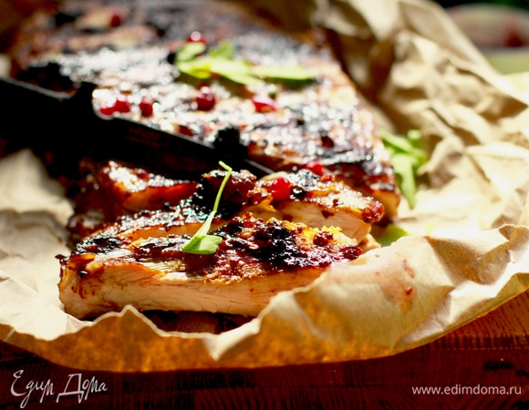 Запекайте мясо около 15–20 минут, в процессе можно перевернуть, если верх начинает подгорать. Подаем сразу горячими.