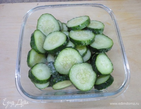 Огурцы нарезать кружочками, посолить, перемешать и оставить на 15 минут. Выделившийся сок слить.