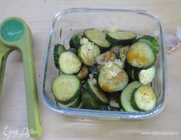 К огурцам добавить красный перец, соевый соус, уксус и пропущенный через пресс чеснок.