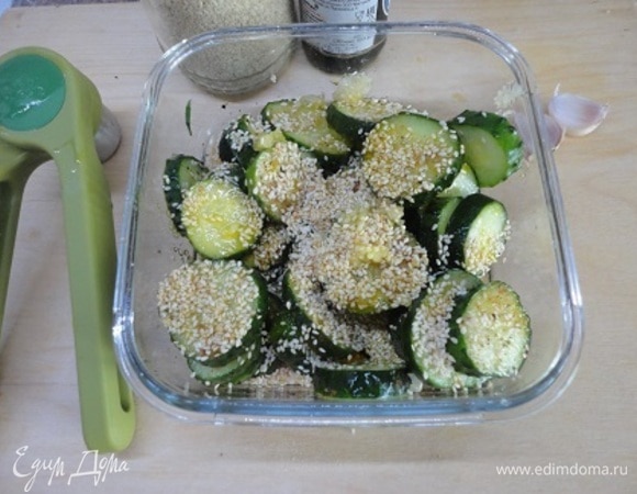 Семена кунжута обжарить, помешивая, на сухой сковороде и добавить к огурцам.