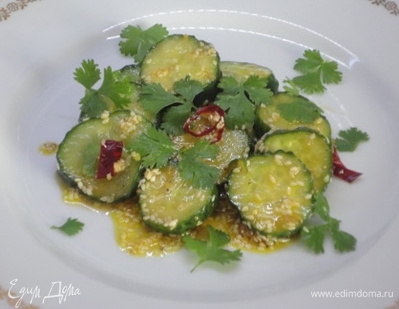 Восточные салаты лучше подавать с кинзой или с вашей любимой зеленью.