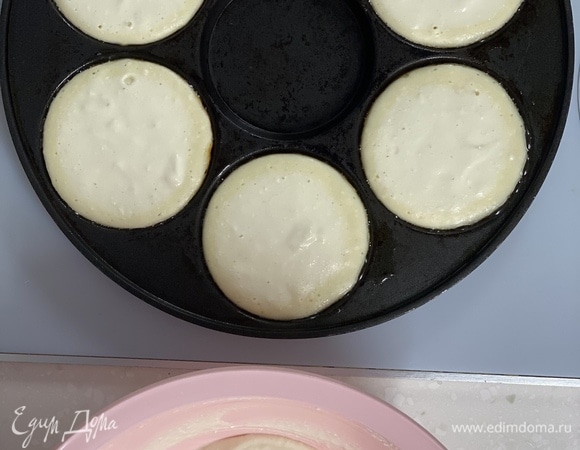 На раскаленную сковороду с небольшим количеством масла выложить по 1 столовой ложке теста.