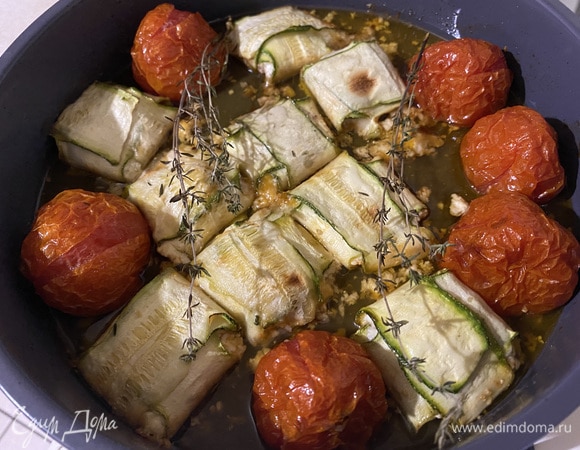 Пройдемся кисточкой с маслом (без меда) по кабачкам. Уложим 2 веточки тимьяна поверх. Тимьян по собственному усмотрению, можете исключить. Оставляем в духовке еще на 30 минут. Приятного аппетита!