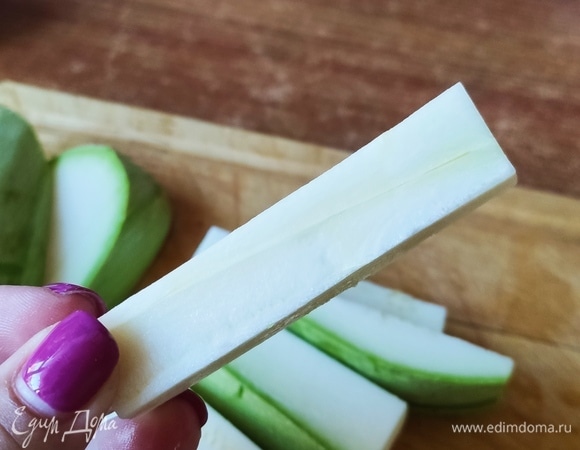 Берем 2 средних кабачка, моем и нарезаем брусочками.