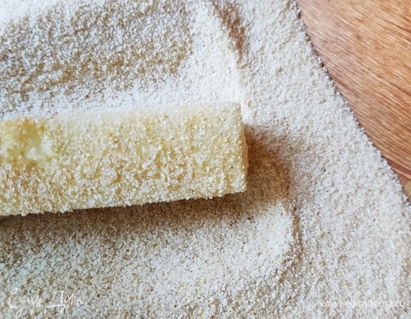 В манную крупу добавляем соль, паприку и куркуму, хорошо перемешиваем. В отдельной миске взбиваем 2 яйца. Обмакиваем кабачки сначала в яйцо, потом в манку и выкладываем на сковороду. Жарим до золотистого цвета.