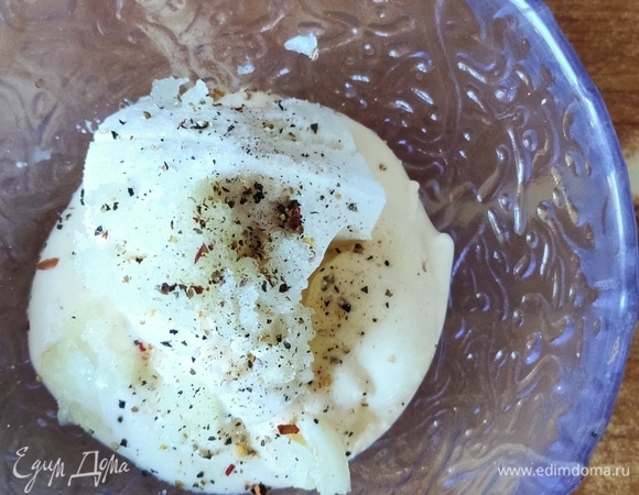 Готовим соус. Смешиваем густой майонез, сливочный сыр, чеснок, перец черный, зеленый лук. Все выкладываем на тарелку, соус подаем отдельно. Сверху я еще посыпала твердым сыром!