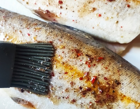 Берем форель, моем ее и чистим, если надо. В миске смешиваем оливковое масло, лимонный перец, красный перец чили, белый перец, кориандр, соль и хорошенько смазываем рыбу.