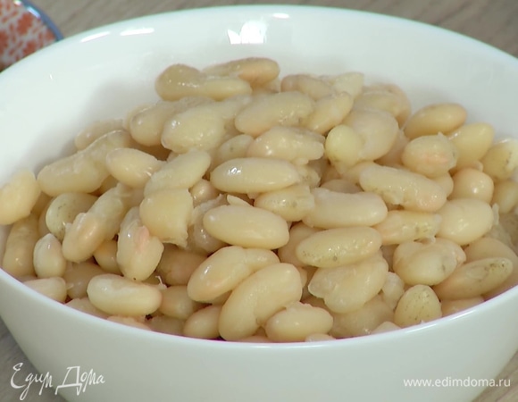 Фасоль замочить, затем отварить согласно инструкции на упаковке.
