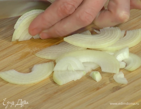 Лук почистить и нарезать тонкими полукольцами.