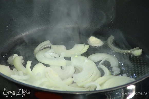 Разогреть в сковороде по 1 ст. ложке растительного и сливочного масла, слегка обжарить лук.