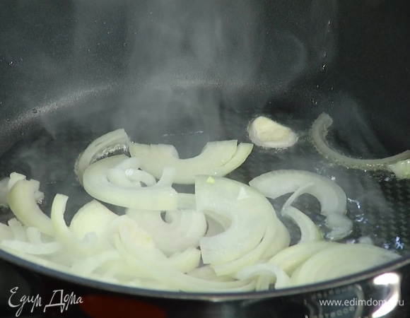 Разогреть в сковороде по 1 ст. ложке растительного и сливочного масла, слегка обжарить лук.