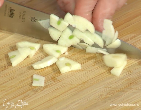 Чеснок почистить, мелко порубить, добавить в сковороду и, помешивая, обжарить. 