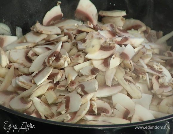 Шампиньоны нарезать тонкими ломтиками, выложить к овощам вместе с половиной листьев тимьяна, все посолить и обжарить.