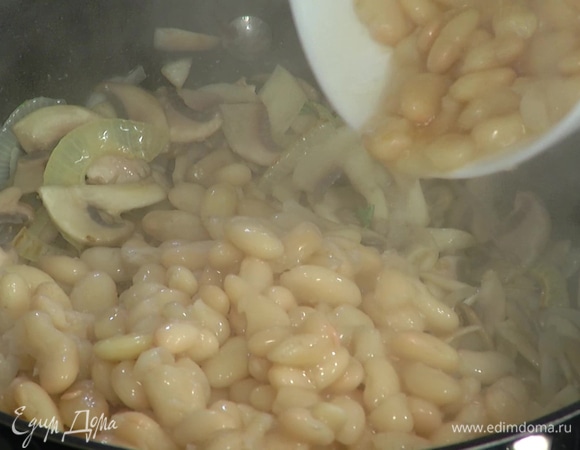 Отваренную фасоль добавить в сковороду и обжаривать все несколько минут, постоянно помешивая.