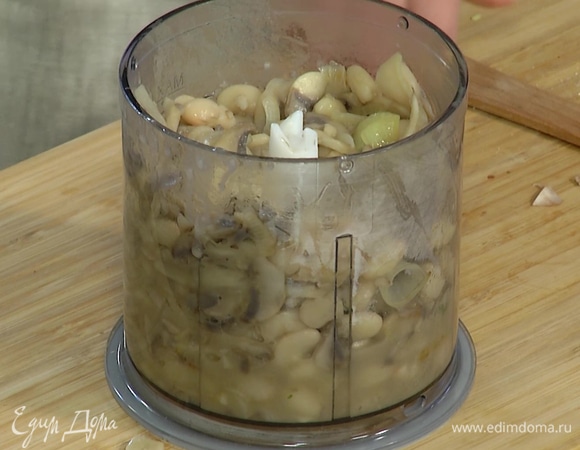 Обжаренные грибы с фасолью переложить в блендер, добавить оставшееся сливочное масло и все взбить.