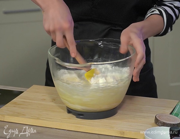 К жидким ингредиентам всыпать муку с разрыхлителем и вымешать тесто.