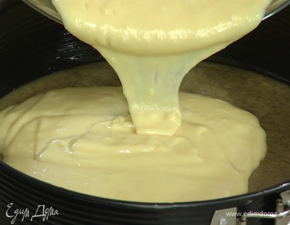 Разъемную форму застелить бумагой для выпечки, смазать дно и бока оставшимся оливковым маслом и влить тесто, затем всыпать в него все ягоды.