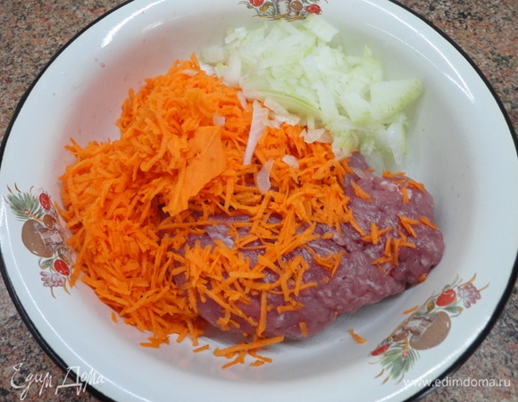 Для фарша морковь натрите на мелкой терке, лук порубите на мелкие кубики. Если не любите луковое послевкусие, предварительно обжарьте овощ. Посолите, поперчите. Добавьте любимые травы. У меня традиционно на такое количество фарша идет по ¼ ч. л. тимьяна, майорана и орегано. Хорошо перемешивайте в течение 3–5 минут. Уберите в холодильник на 30 минут.